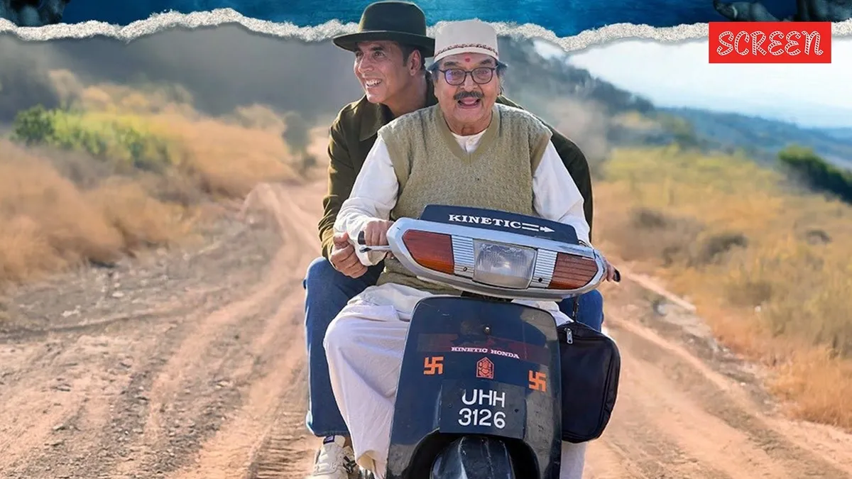 Akshay Kumar smiling in a movie still.