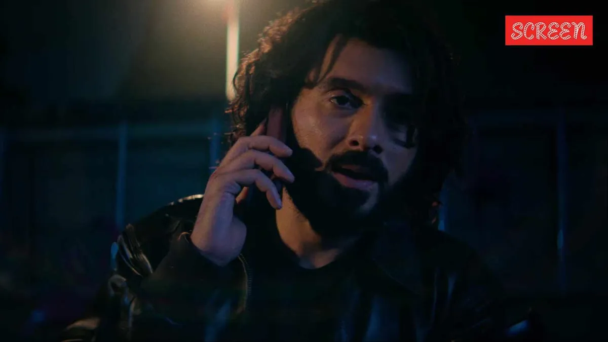 Still from the 'Glory' trailer showing Divyenndu and Pulkit Samrat in a gritty sports setting, looking determined.