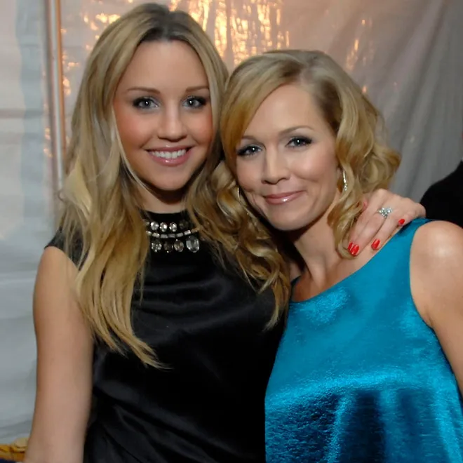 Jennie Garth and Amanda Bynes posing together during the filming of What I Like About You.