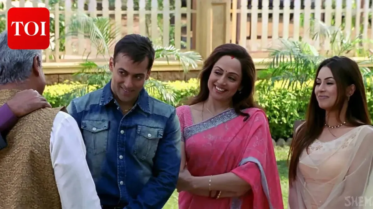 Mahima Chaudhry, Amitabh Bachchan, Hema Malini in Baghban film