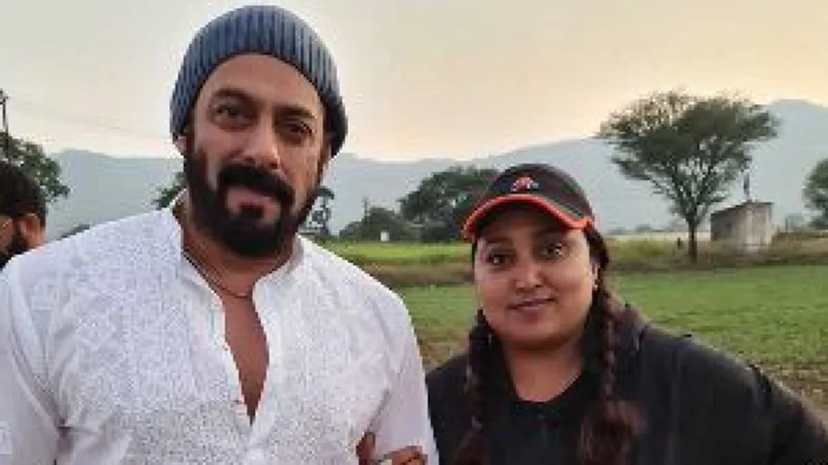 A still from the music video 'Mera Jee Nahi Bhara' showing a romantic scene.