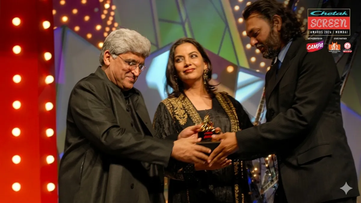 Aamir Khan and Rakeysh Omprakash Mehra discussing a film script.