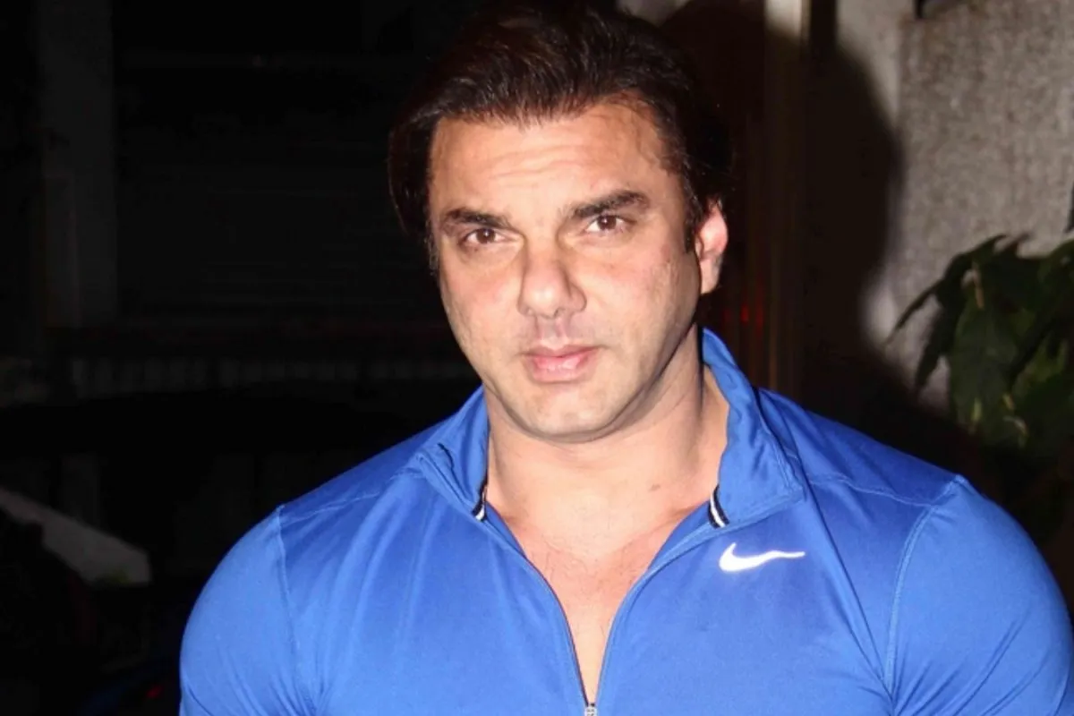 Sohail Khan discussing Mumbai commercial property sale details with broker