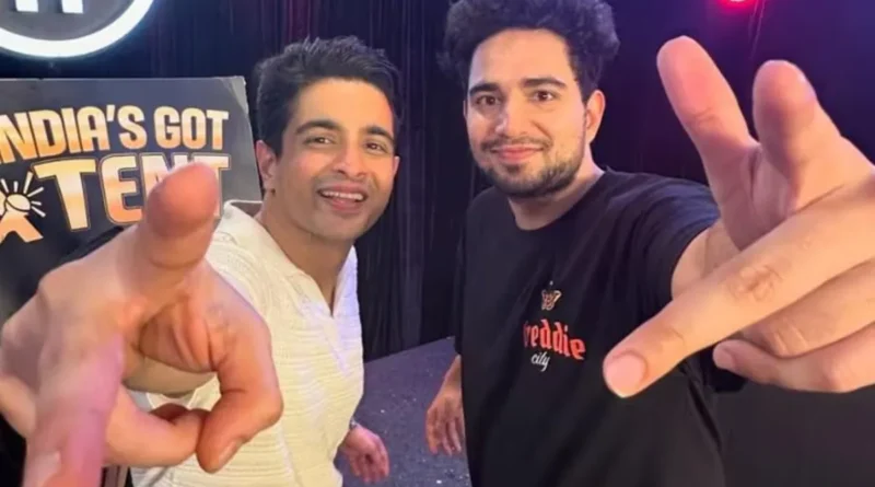 Samay Raina speaking candidly on stage during his comedy special.