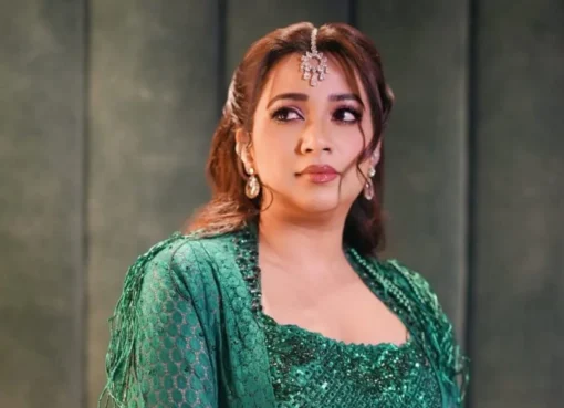 Singer Shreya Ghoshal in a glamorous outfit.