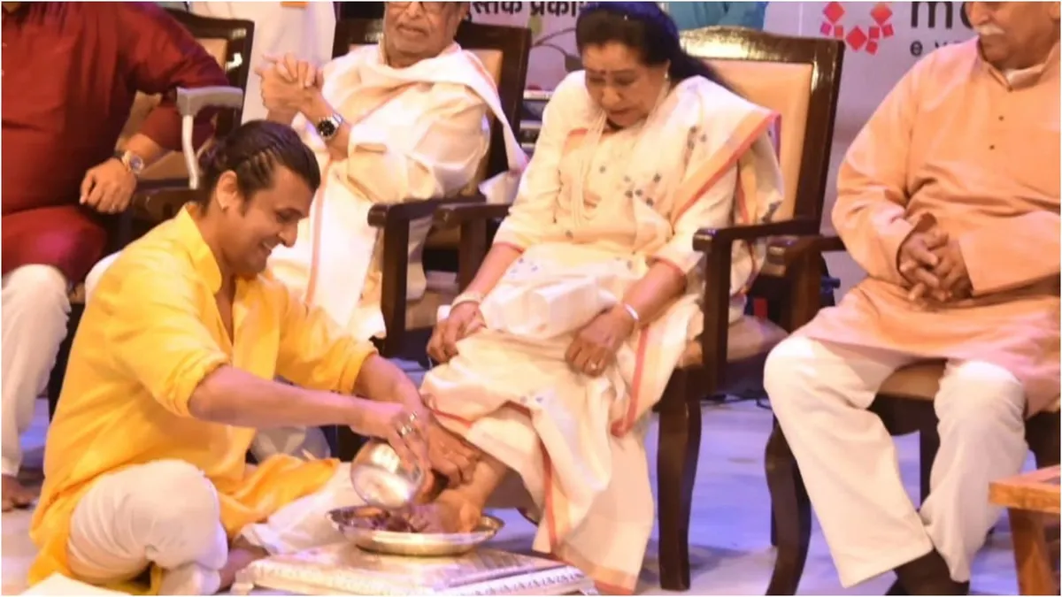 Sonu Nigam and Asha Bhosle on stage.