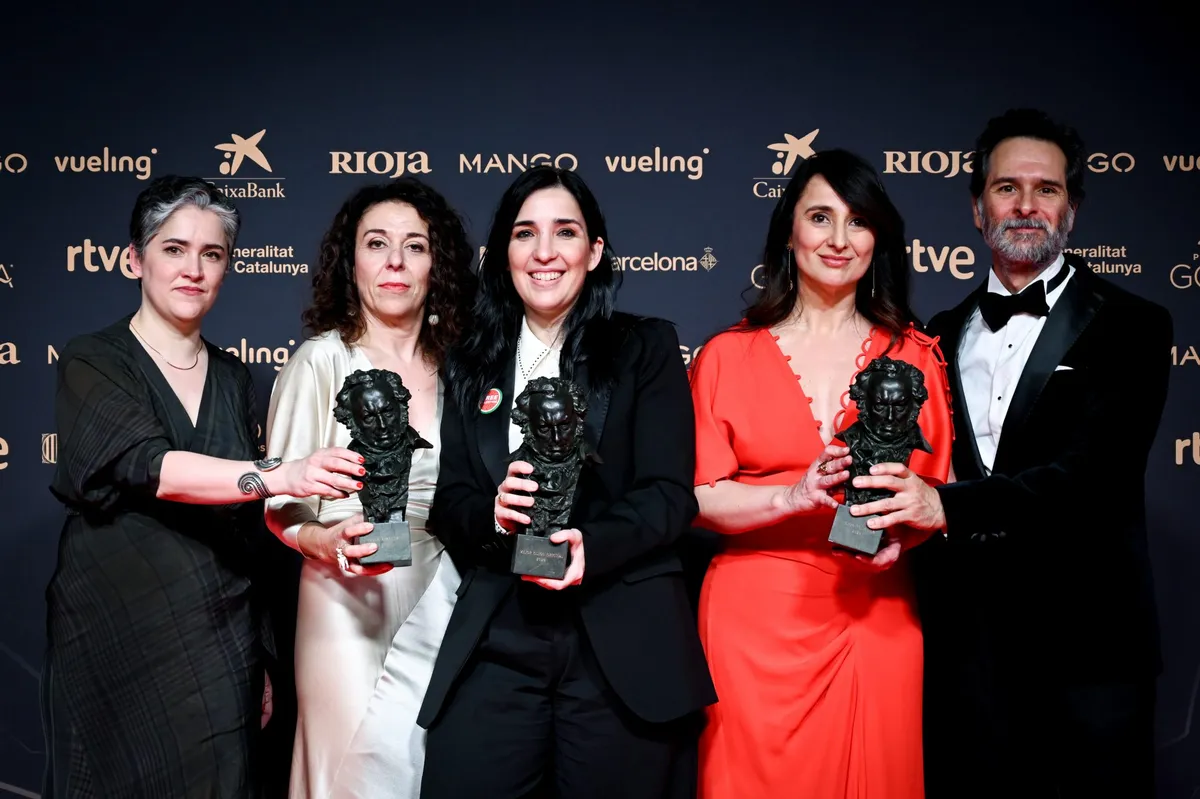 A stylized golden Goya Award statue representing Spanish cinema excellence