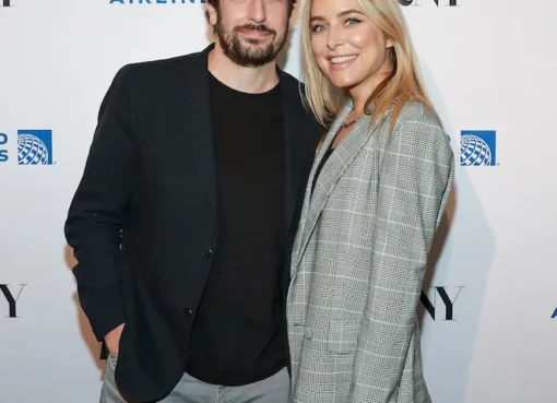 Photo of actors Jason Biggs and Jenny Mollen smiling together.