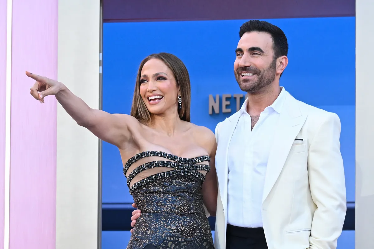 J.Lo Spills Tea! Meeting Brett Goldstein & Her Total Obsession with Viral ‘Off Campus’!