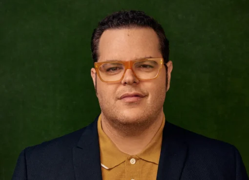Actor Josh Gad smiling at a movie premiere.