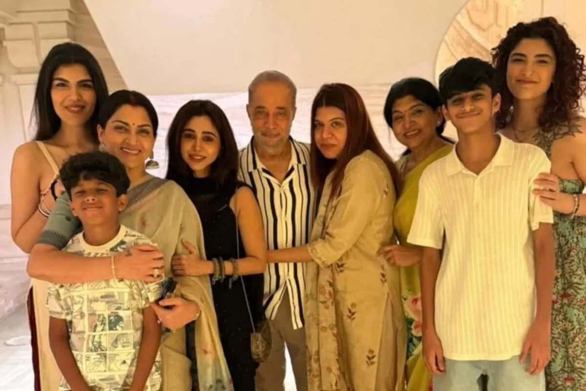 Khushbu Sundar and Aarti Ravi posing together for a supportive family photo
