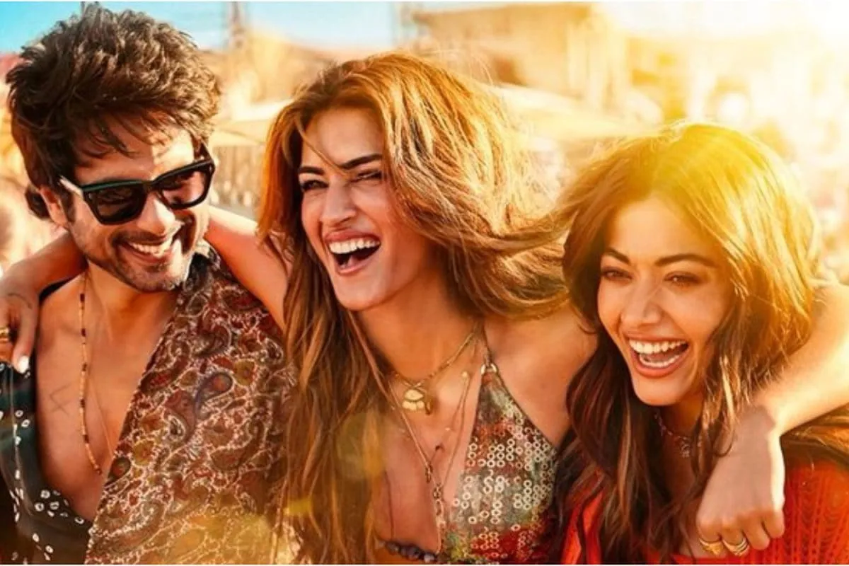 Shahid Kapoor, Kriti Sanon, and Rashmika Mandanna smiling together at an event.
