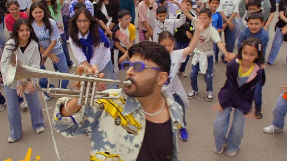 Cast of Daadi Ki Shaadi dancing and celebrating in the 'Sweetheart Bole' music video.