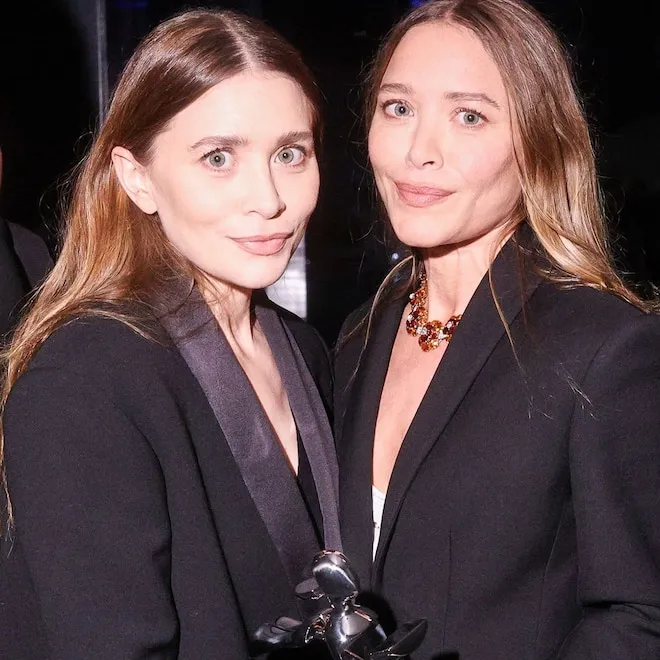 Mary-Kate and Ashley Olsen walking in Manhattan