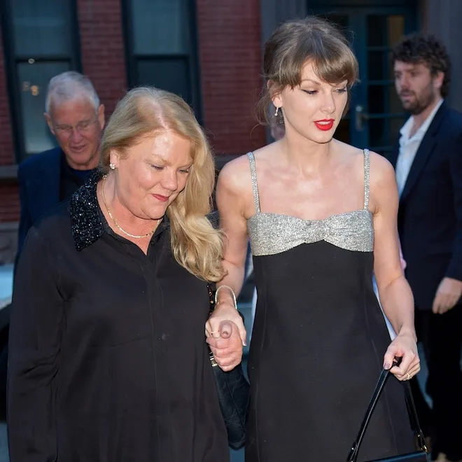 Taylor Swift dining with her family at a restaurant.
