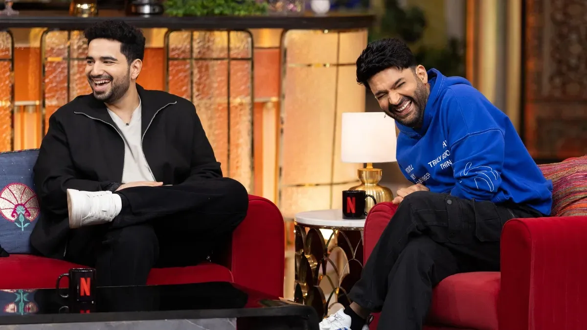 Samay Raina, BeerBiceps, and Kapil Sharma smiling and laughing on the set of The Great Indian Kapil Show.