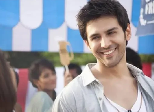 Kartik Aaryan smiling in a still from Pyaar Ka Punchnama.