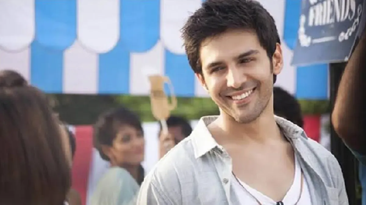 Kartik Aaryan smiling in a still from Pyaar Ka Punchnama.