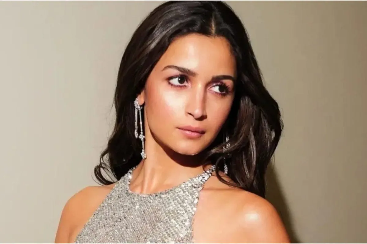 Alia Bhatt speaking at the News18 India Amrit Ratna Samman event