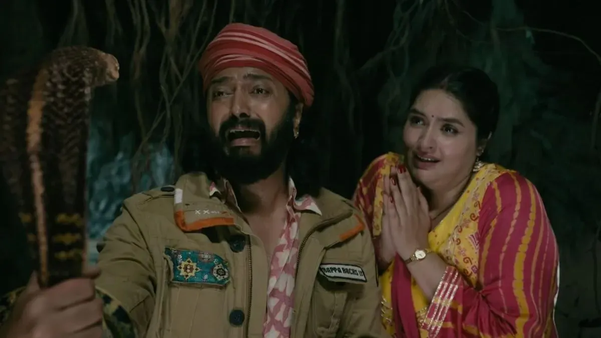 Anjali Anand and Riteish Deshmukh smiling and laughing, looking like a fun comedic duo.