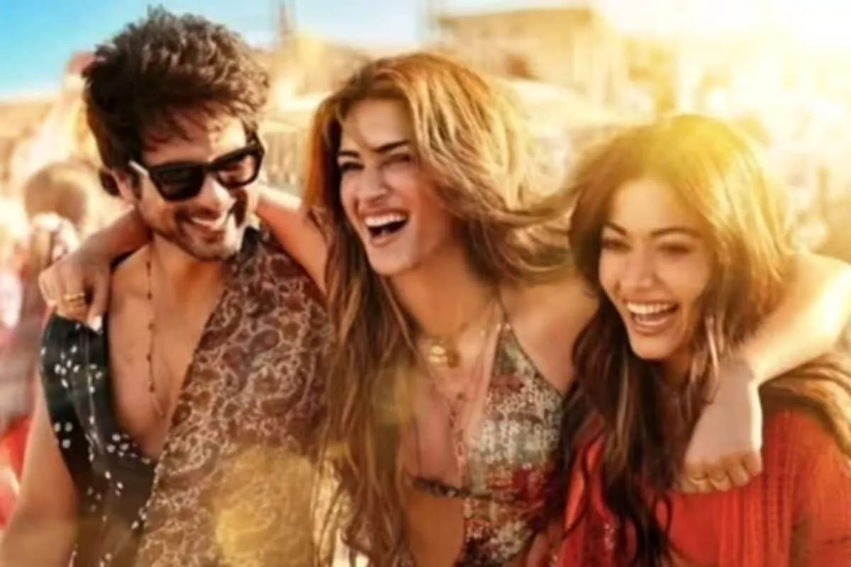 Shahid Kapoor and Kriti Sanon posing for a movie poster
