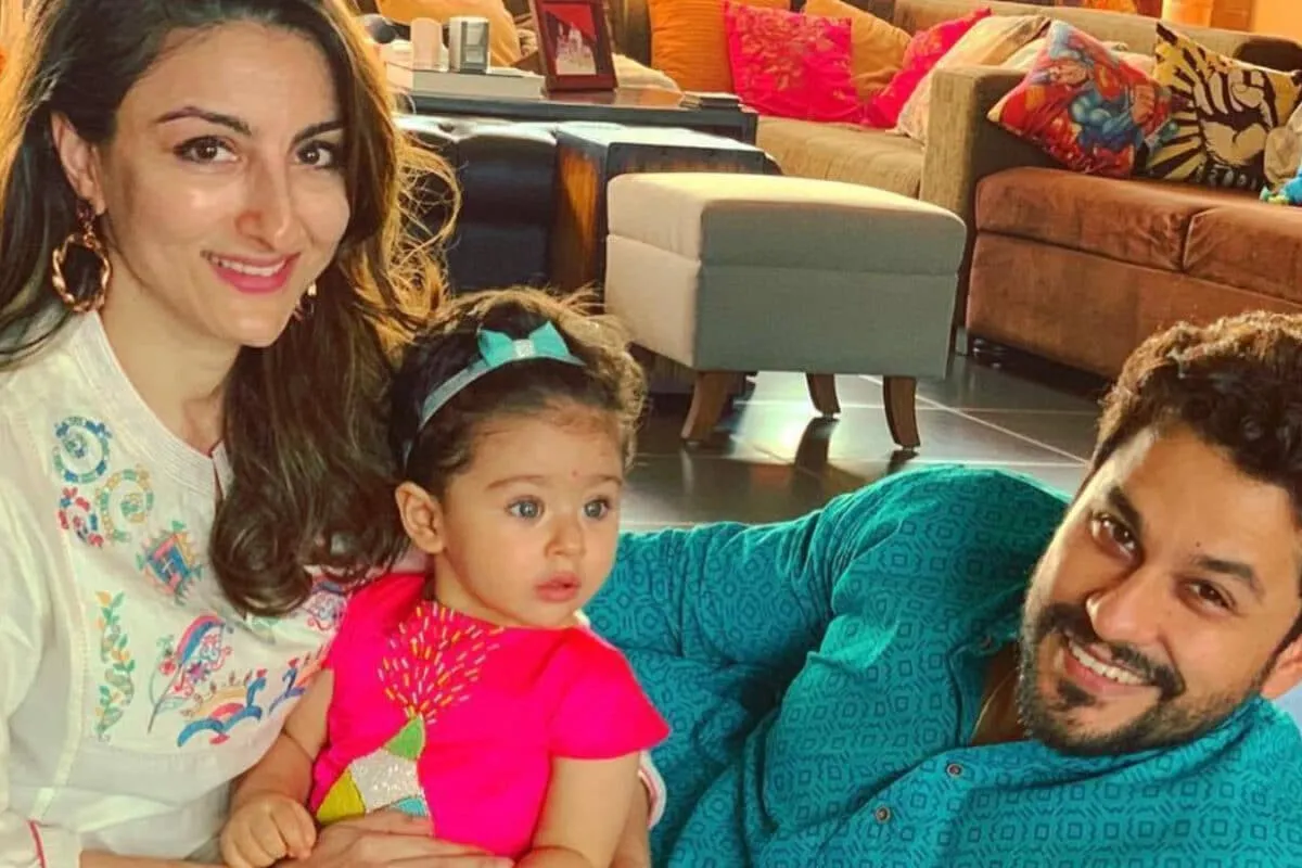 Kunal Kemmu and Soha Ali Khan with their daughter Inaaya, smiling together.