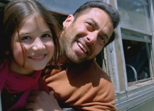 Salman Khan smiling kindly with Harshaali Malhotra on the set of Bajrangi Bhaijaan, both looking happy.