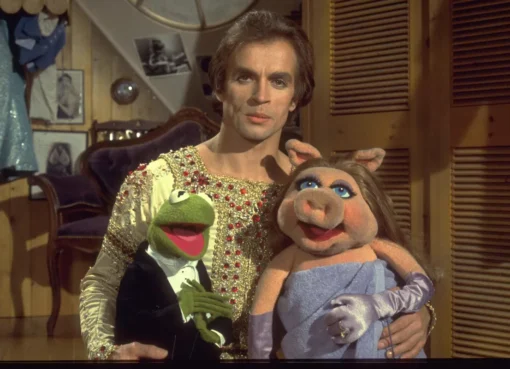 Kermit the Frog and Miss Piggy sharing a chaotic stage with a human celebrity guest.