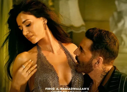 Akshay Kumar and Talwiinder posing together for the song Kyun.