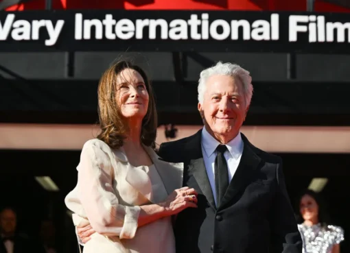 Dustin Hoffman speaking at the Karlovy Vary Film Festival, holding his award.