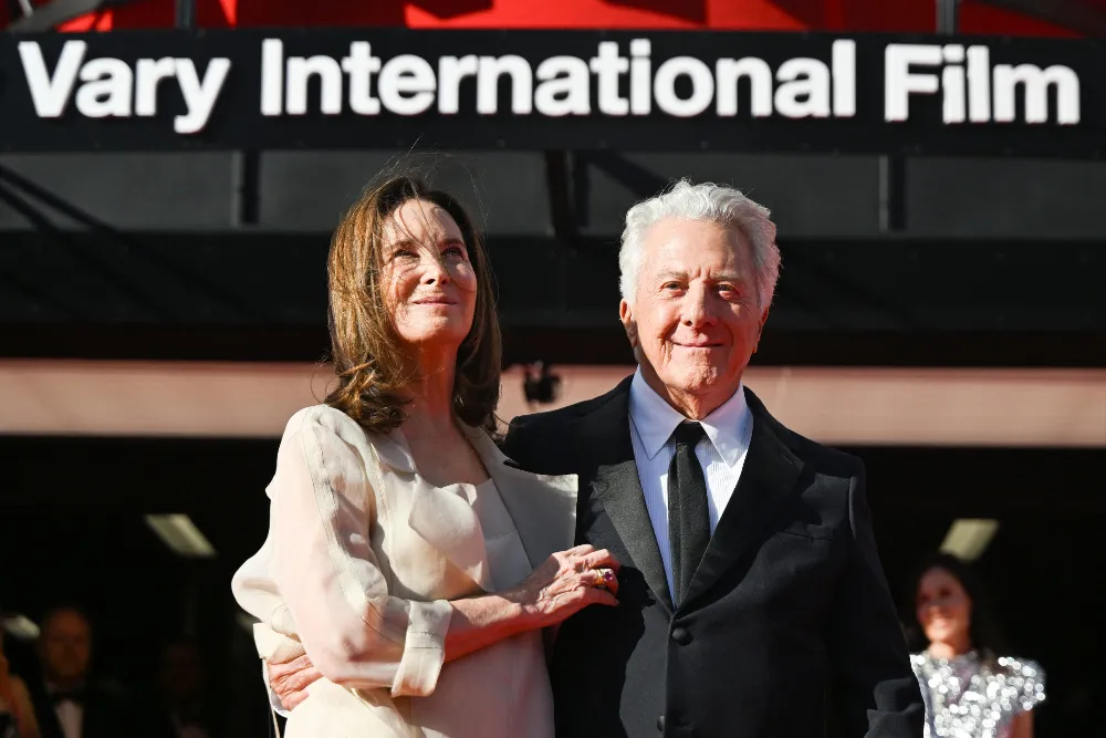 Dustin Hoffman speaking at the Karlovy Vary Film Festival, holding his award.