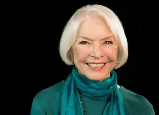 Ellen Burstyn smiling gracefully, accepting an award.