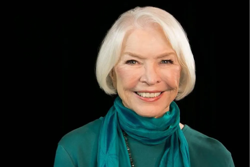 Ellen Burstyn smiling gracefully, accepting an award.