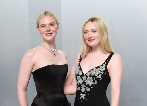Photo of Dakota and Elle Fanning.