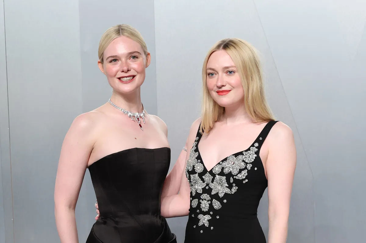 Photo of Dakota and Elle Fanning.
