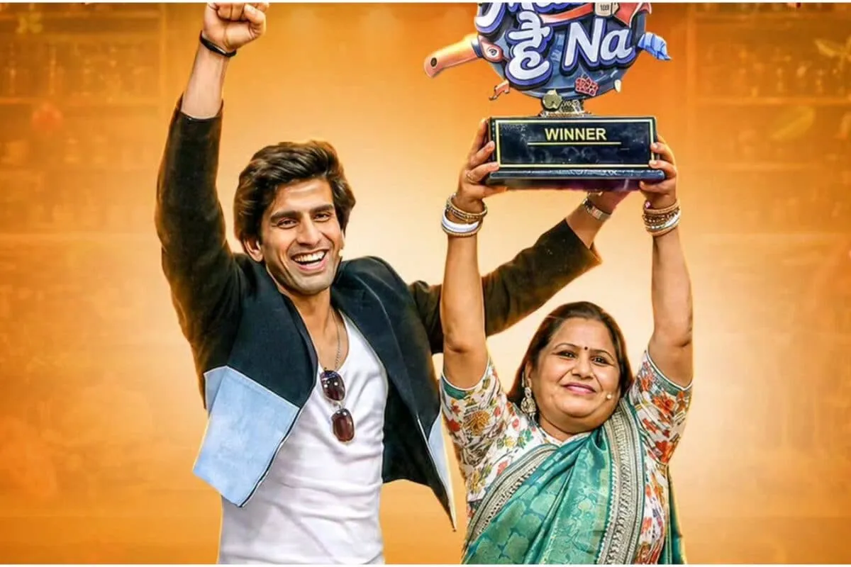 Gullu Tanwar and his mother Munesh Tanwar smiling, holding a trophy after winning 'Maa Hai Na'.