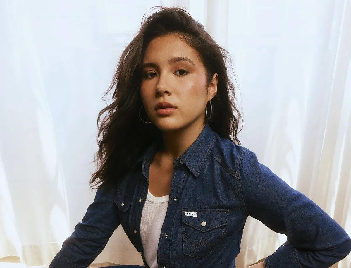 Maya Da Costa smiling at a photo call.