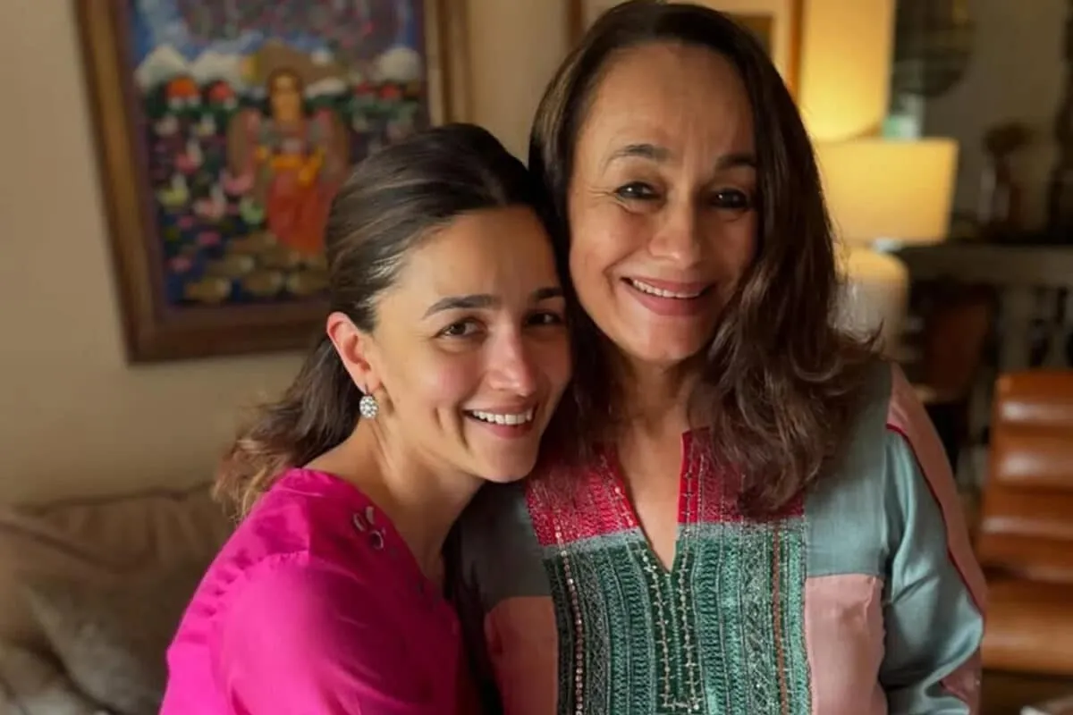 Soni Razdan smiling next to Alia Bhatt at an event.