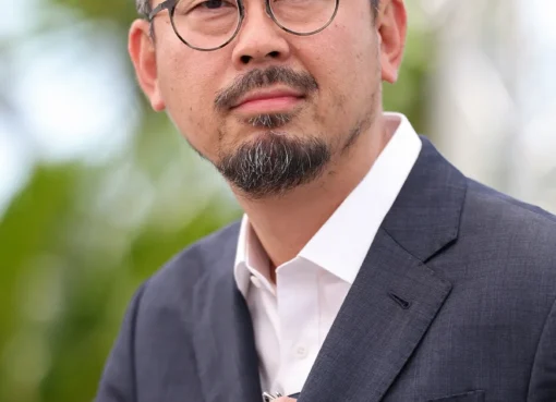 Director Na Hong-Jin smiling and speaking at a Comic-Con panel.