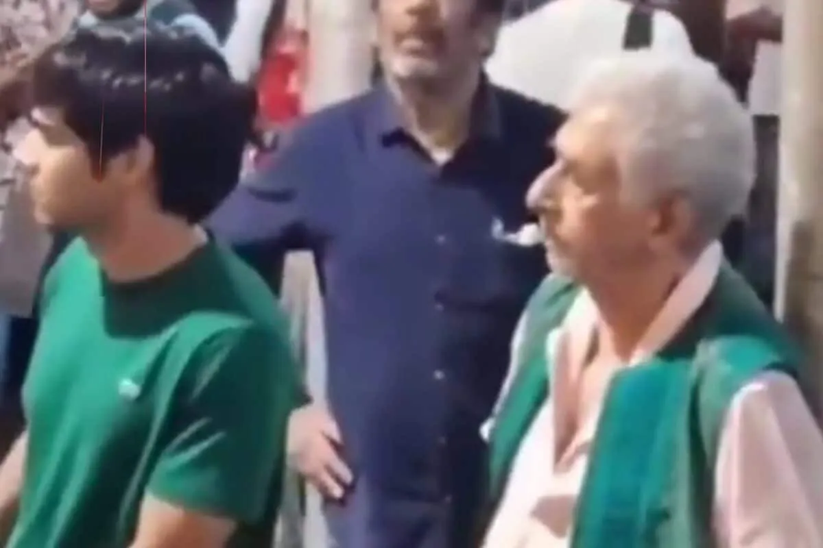 Naseeruddin Shah and his sons standing with protesters at Jantar Mantar