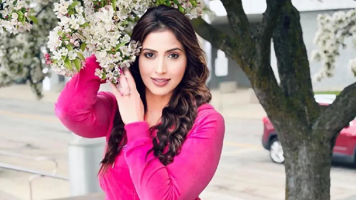 Samaira Sandhu looking elegant and stunning in a gorgeous pink corset outfit.