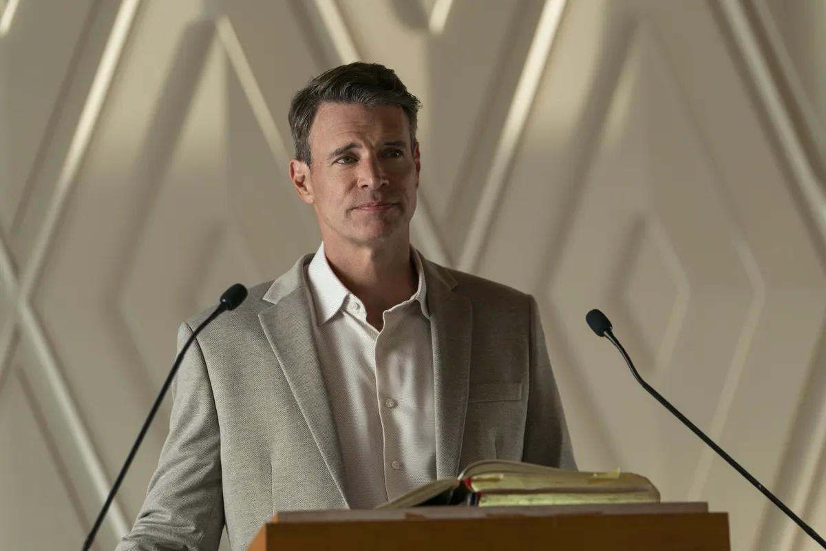 Actor Scott Foley talking to his fans in a social media video clip