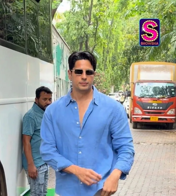 Sidharth Malhotra in Bandra looking dapper and stylish.
