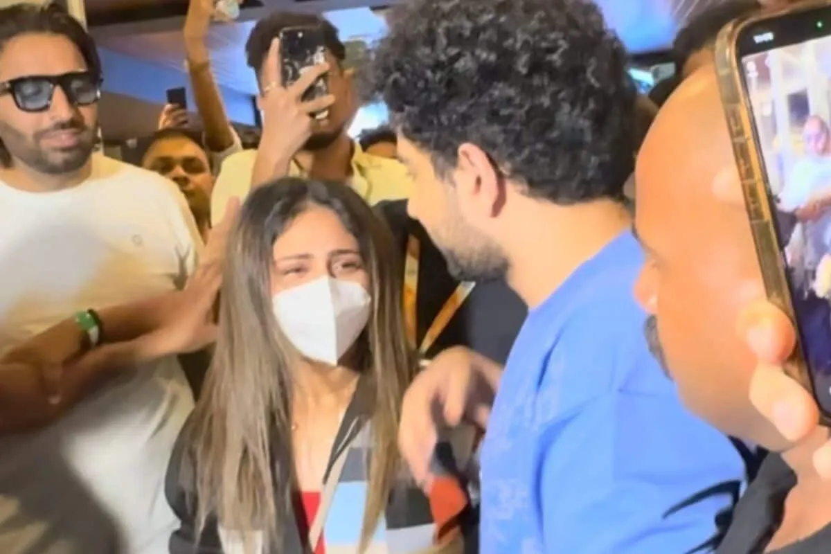 Samay Raina holding hands with a woman in public.
