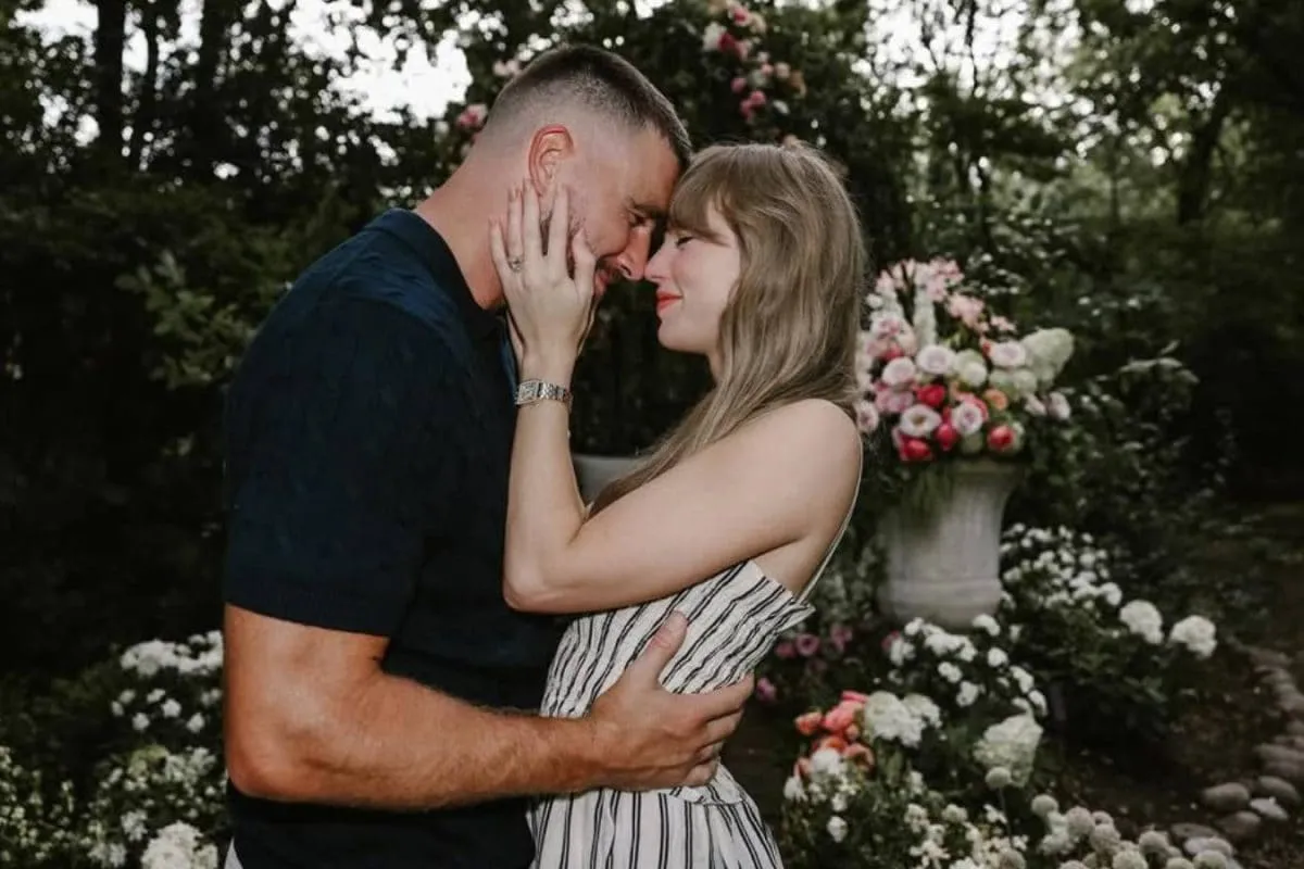 Taylor Swift and Travis Kelce smiling.