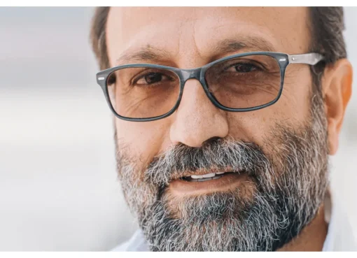 Portrait of Iranian director Asghar Farhadi smiling slightly.
