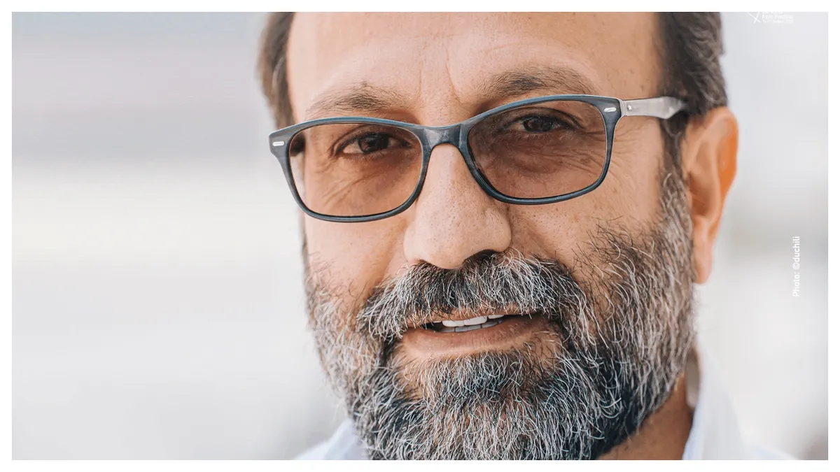 Portrait of Iranian director Asghar Farhadi smiling slightly.