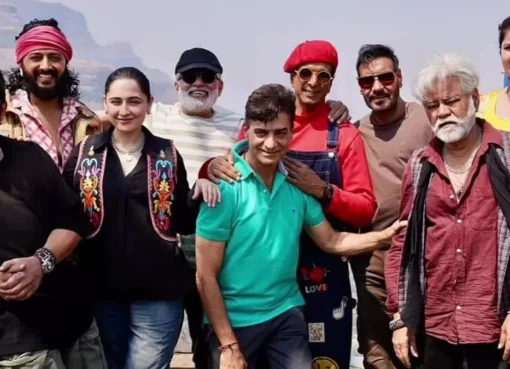 Ajay Devgn giving a thumbs up in a promotional image for Dhamaal 4.