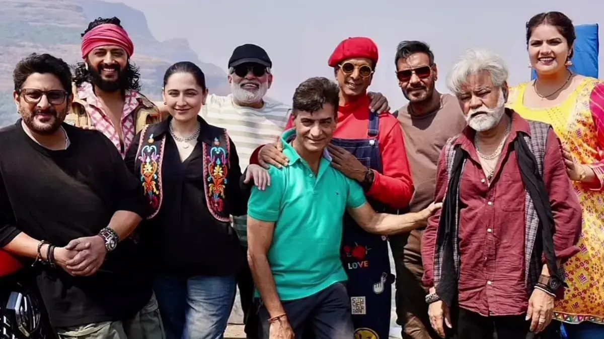Ajay Devgn giving a thumbs up in a promotional image for Dhamaal 4.