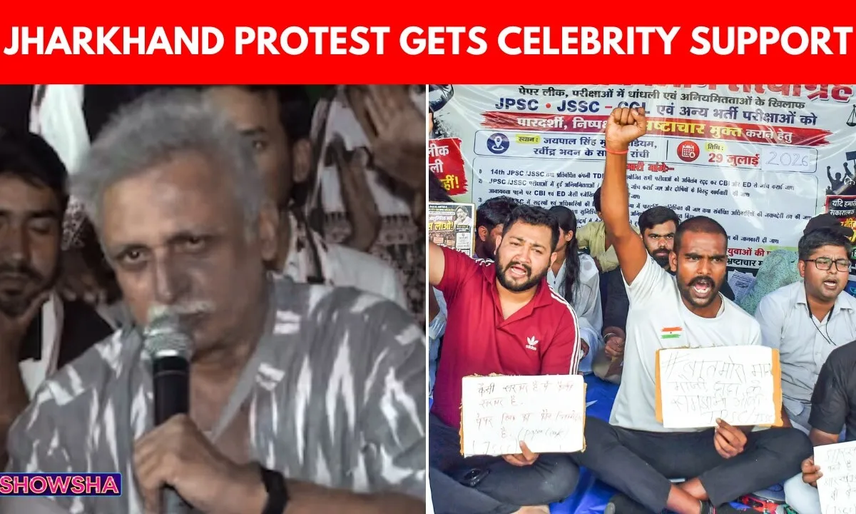 Piyush Mishra performing 'Aarambh Hai Prachand' at the Jharkhand students' protest.